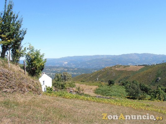 Se vende o cambia casa típica gallega en piedra A Cañiza